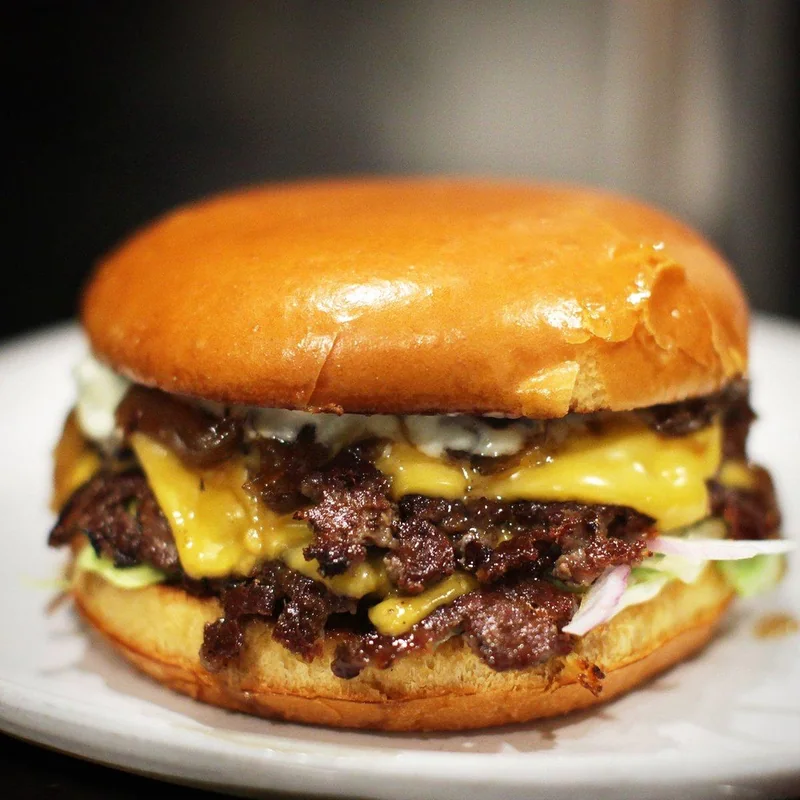 Home Cheeseburger cu salată iceberg — Panini Station Craiova