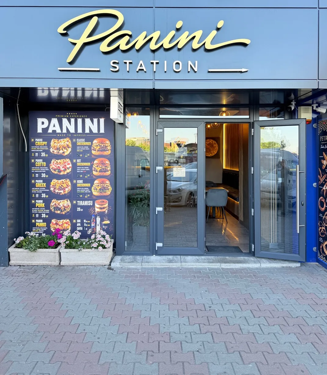 Exterior Panini Station, firma luminată, zona Gării — Craiova