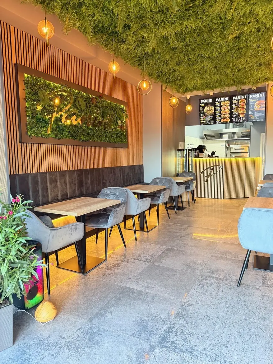 Sală de mese Panini Station, scaune velur — Craiova