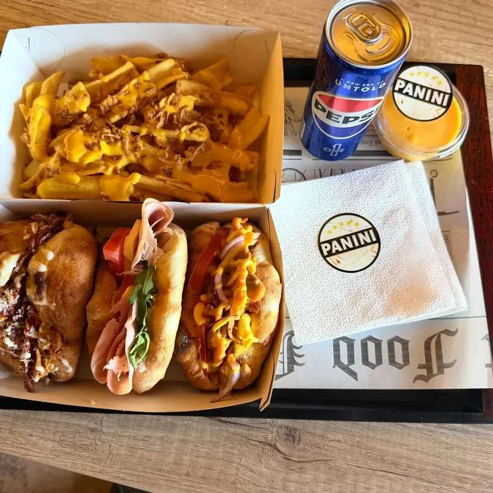 Panini Combo cu trei panini, cartofi cu cheddar și Pepsi — Panini Station Craiova